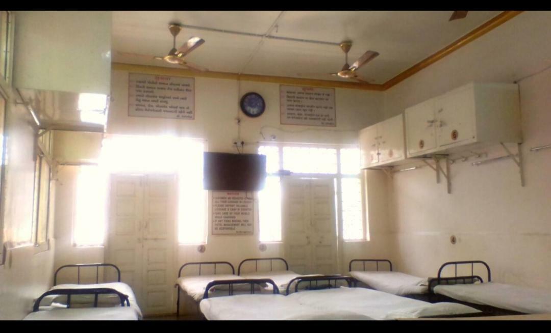 أحمد أباد Hotel Uttam Nivas المظهر الخارجي الصورة