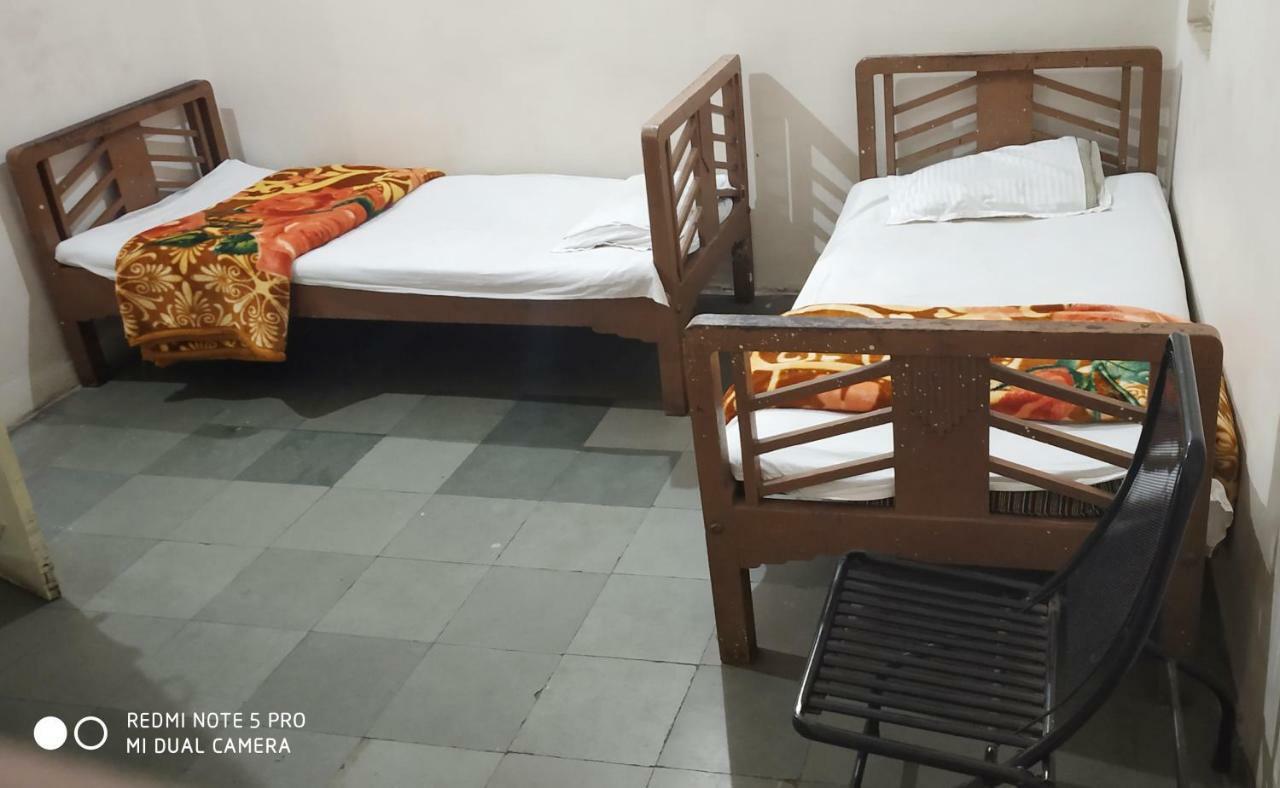 أحمد أباد Hotel Uttam Nivas المظهر الخارجي الصورة
